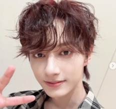 「まるで彼氏」“大陸の奇跡”SEVENTEENジュン、国宝顔面＆8等身スタイル炸裂の来日中ショットに熱視線！