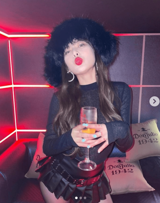 「魔性の女過ぎる」韓国の元人気アイドル“まさかの相手”と堂々手つなぎ投稿が物議「ドン引き」の画像