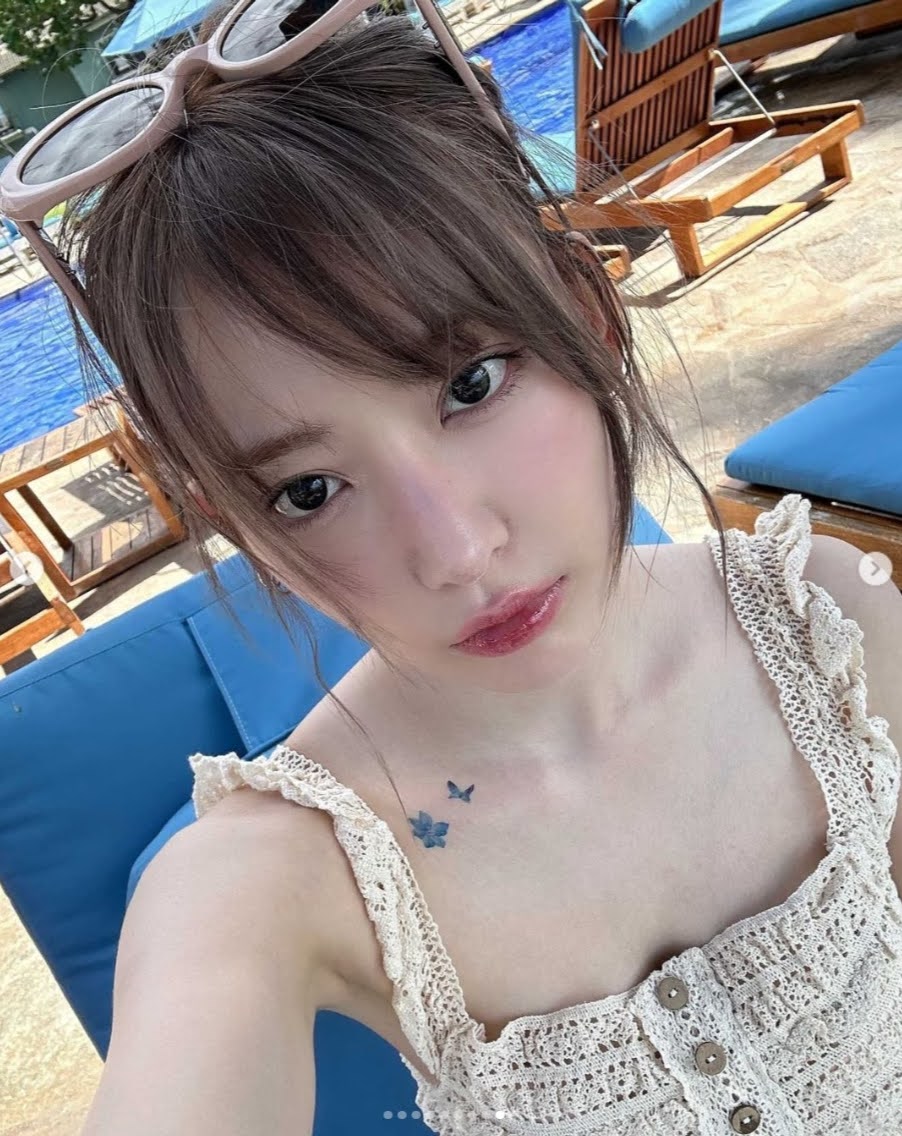 LE SSERAFIM宮脇咲良は可憐な水着姿でタトゥー披露、10～30代男女が