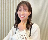 「なんだ、この可愛さ」岡崎紗絵、スラリ脚全開＆とろける笑顔がかわいすぎる！『Ray』撮影姿に「さすがに天使」