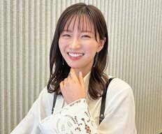 「なんだ、この可愛さ」岡崎紗絵、スラリ脚全開＆とろける笑顔がかわいすぎる！『Ray』撮影姿に「さすがに天使」