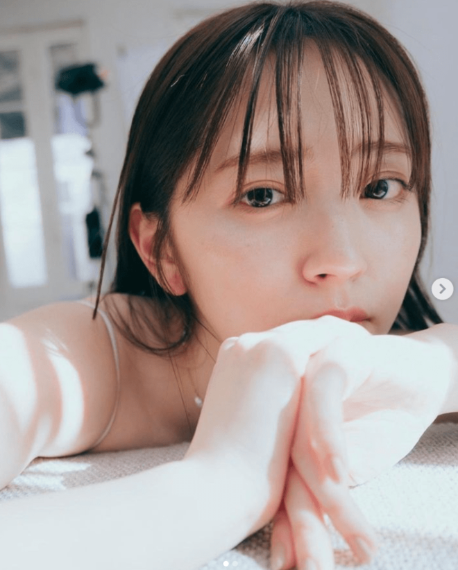 「ウエディングフォトみたい」サッカー日本代表・田中碧と交際中の鈴木愛理、ふわふわ純白ドレス姿でファン魅了！「お姫様みたい」「めちゃくちゃ美」の画像