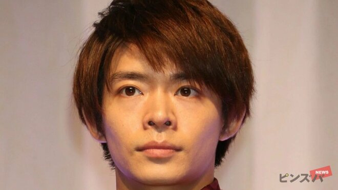 「手の血管ヤバすぎるー」Number i・岸優太、グリーンヘア＆キリッと太眉のモデルショットが沸騰「息を飲む美しさ」の画像