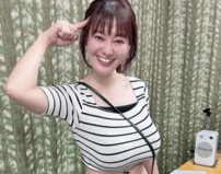 「きわどい」「脚きれい」“グラマラスすぎる”元NHKアナ、太もも全開の開放的足湯ショットが注目の的に