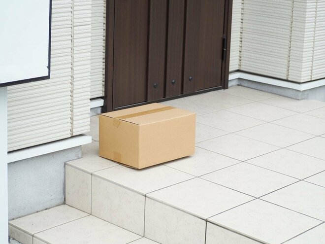 玄関前に置き配された段ボール箱