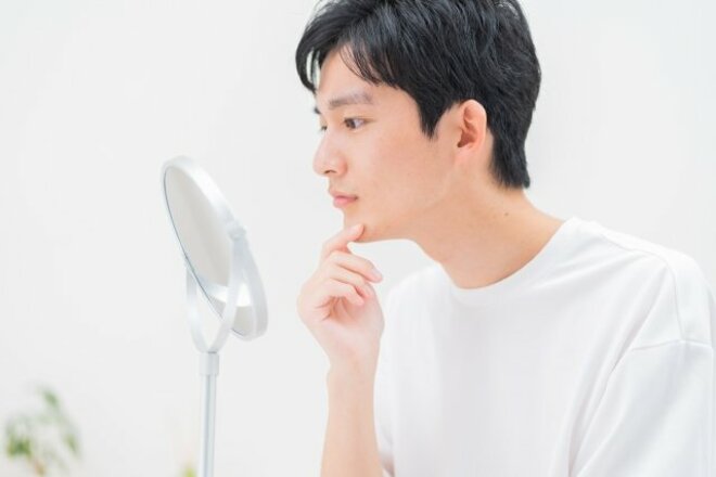 “容認できない”嫌い派は好き派を圧倒!? 40～50代男性に聞いた「男性のメイクについてどう思う？」【好き・嫌い派】の画像