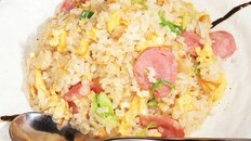 「自家製腸詰め入りのやさしく深みある台湾式チャーハン」台湾キッチン かのか（東京・駒込）