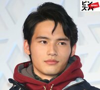 「悟空かと思った」の声も ムキムキ筋トレ動画が話題の水上恒司、圧倒的な目ヂカラと彫刻ビジュで美容誌表紙に登場