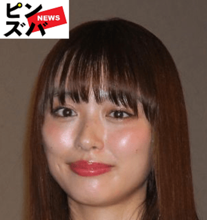 「美しい」内田理央、美背中ぱっくり！涼し気な水色ワンピ姿＆うつろな瞳が儚げの画像