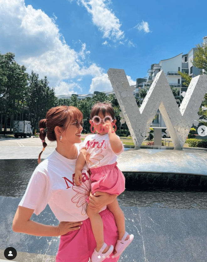 「すごく痩せて綺麗になってますねー」6キロ減の菊地亜美、プール三昧のシンガポール旅“親娘ショット”に「足細い」「2人とも可愛すぎます」の声！の画像