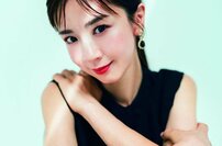 「アラフィフでもミニ履いちゃうよ」47歳ほしのあき、惜しげもない“超ミニ＆美脚”姿で魅了「スタイルよすぎー」