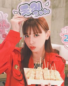 鈴木えみ・40歳、光沢黒ワンピ姿でまさかの“デコトラ茶室”降臨　不変の抜群スタイルも「アンバランスで笑った」