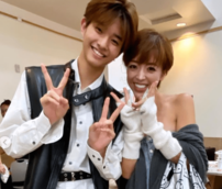 「恋人同士みたい」山口達也の元妻・高沢悠子、背中開きトップス姿で14歳長男・Shotaroと熱視線ハグショット！「王子様とお姫様」