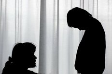 大人になってもイラッ！“毒親的”人格否定も、10～30代男女が「つい腹が立つ親の言動」【トップ3】