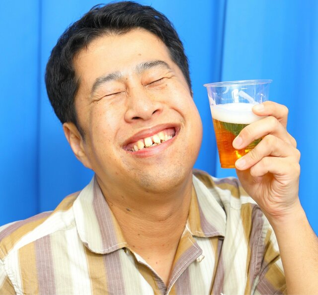 とびきりの笑顔でビールを飲むウエストランド井口