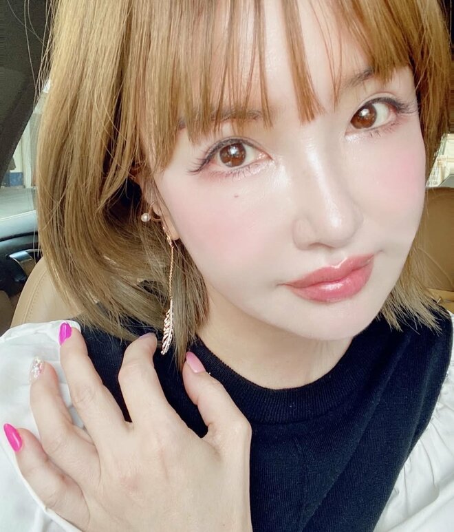 「若かわっ」「可愛すぎて辛い」平子理沙、“人中消滅”の超ふっくらリップのキス顔に反響　年齢不詳の美貌全開の画像