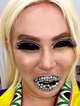 “整形総額1億円超”アレン様、「下はいてますよね」“すっぴん＆白T”無防備なスロット姿　“預金2万円!?”の驚きの懐事情も話題に