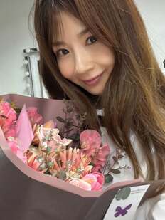 ほしのあき・49歳、結婚15年目ラブラブ登山デートが話題の中「チラッと肩見せ」近影に「ずーっとかわいい」の声
