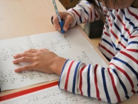 紙教材に戻りつつある小学校の教育現場