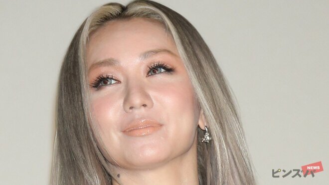 倖田來未、中2イケメン長男と自宅で断髪式　顔出し姿に「旦那さんにそっくり」「オーラがある」ゆったりマタニティワンピ姿もの画像