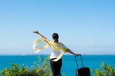 「ソロ活」のイメージが“寂しい”から“豊か”へ…「ひとり参加ツアー」が人気を集めるワケ