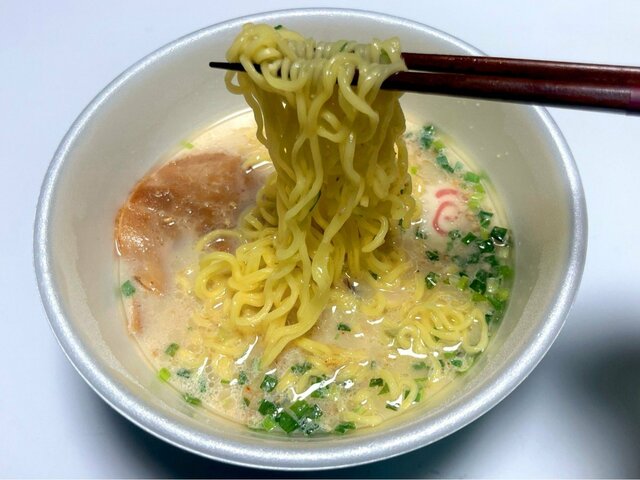 カップから麺を箸で持ち上げる