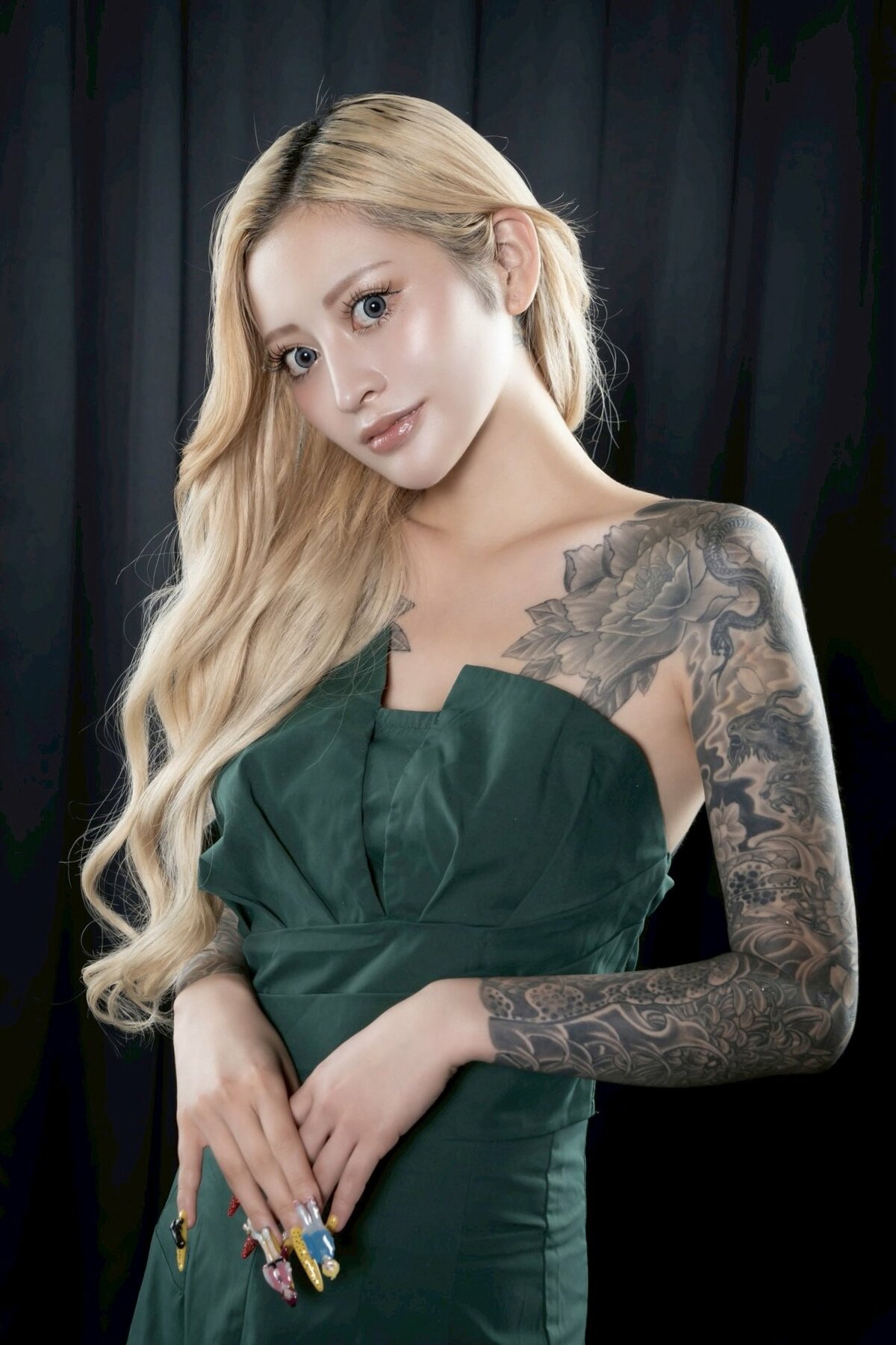 『ラヴ上等』で話題の美人キャバ嬢、ディズニーショットに反響のウラで…“びっしりタトゥー”ゆえの悩み告白｜ニュース｜ピンズバNEWS