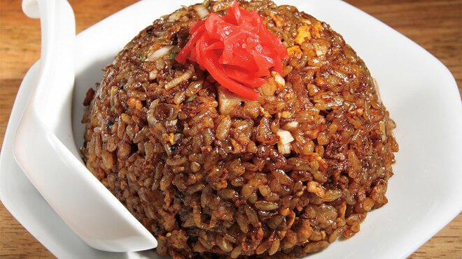 【東京・中板橋】立呑み中華で味わう“ブラックチャーハン”　「立呑み中華 びんびん」のコクが広がる一皿の画像