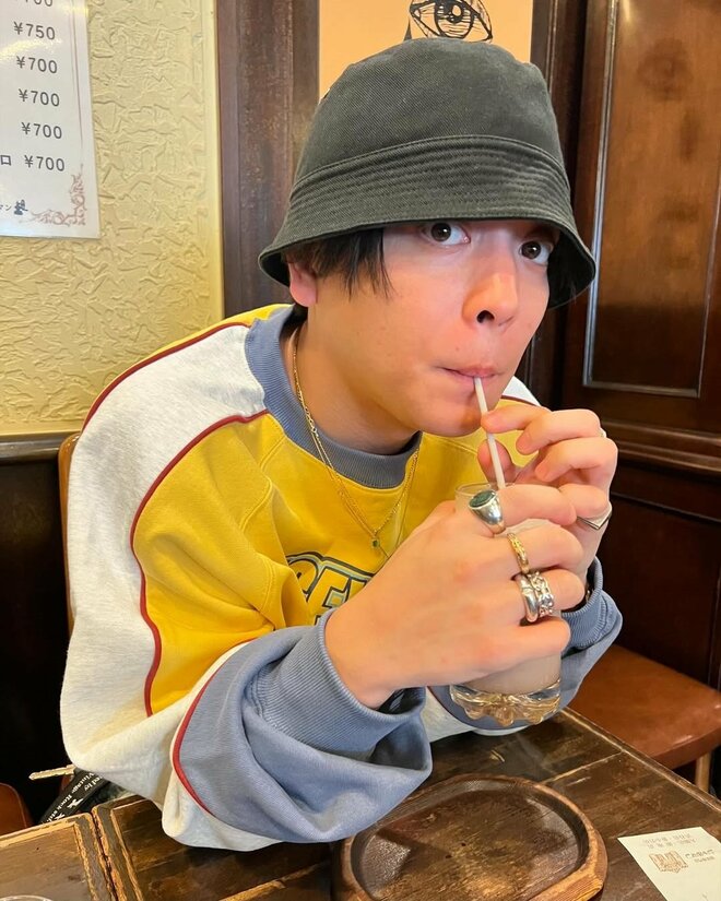 「タトゥー増えてる」「え、胸にまで…」優里、“胸板＆腕タトゥー”全開のリラックスショットが沸騰の画像