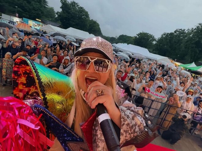DJKOO、黒一色“別人姿”で愛娘と初の番組ロケ2ショット「素敵なレディーになられてる」　愛妻家な素顔もの画像