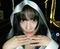 「タトゥーは本物ですか」TWICEモモ、左デコルテ＆左腕の複数タトゥーショットにファン困惑