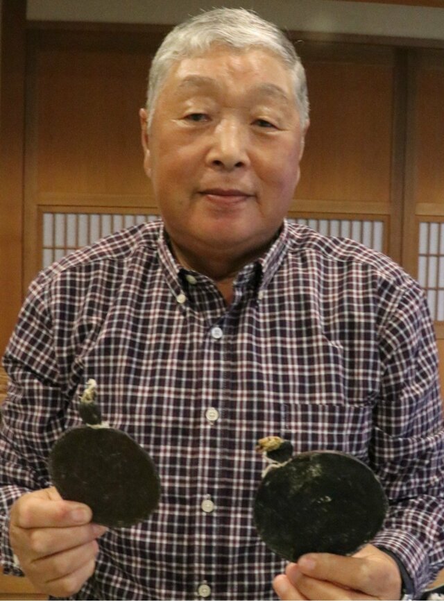 熊の胆を手にした鈴木氏