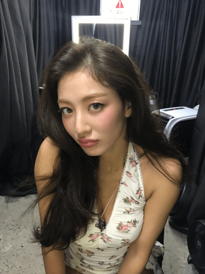 TWICEジヒョ、スラリ美脚＆ハイヒールからのぞく左足首に「それタトゥーじゃない？」熱視線　K-POP界でも広がる“タトゥーファッション”の画像