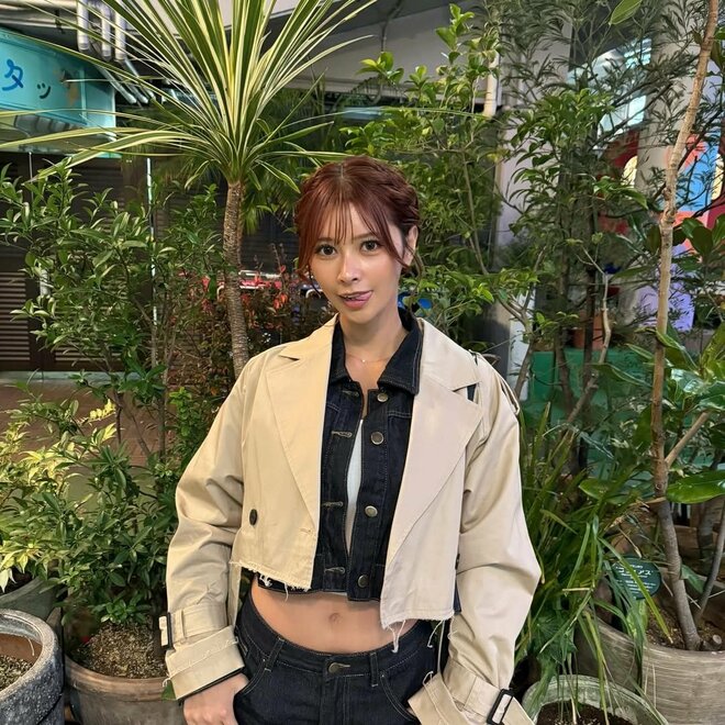 「日本で見たことない」「市販されてるのがすごい」超次元グラマラスボディグラドル、“極短ニット”の開放的コーデが沸騰の画像