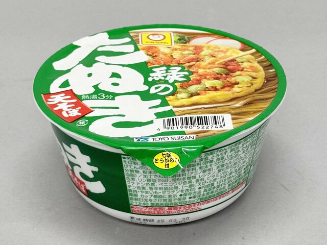 『緑のたぬき　天そば』パッケージ写真（撮影／編集部）