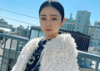 「ほんと足長いですね」安達祐実、春空に映える“脚長デニムショット”がスタイル抜群！「いつまでもかわいい」