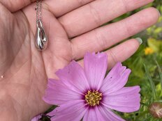 お墓が遠方、仏間のない家、累計販売数20万個超の遺骨ジュエリーに熱視線 ヒットの理由は「デザイン性と価値観の変化」