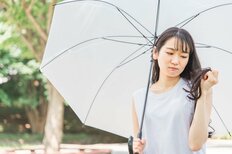 「梅雨に憂鬱なこと」ランキング、「髪がまとまらない」ことよりイライラするのは【トップ3】