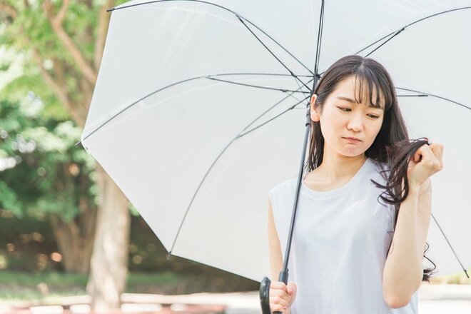 「梅雨に憂鬱なこと」ランキング、「髪がまとまらない」ことよりイライラするのは【トップ3】の画像