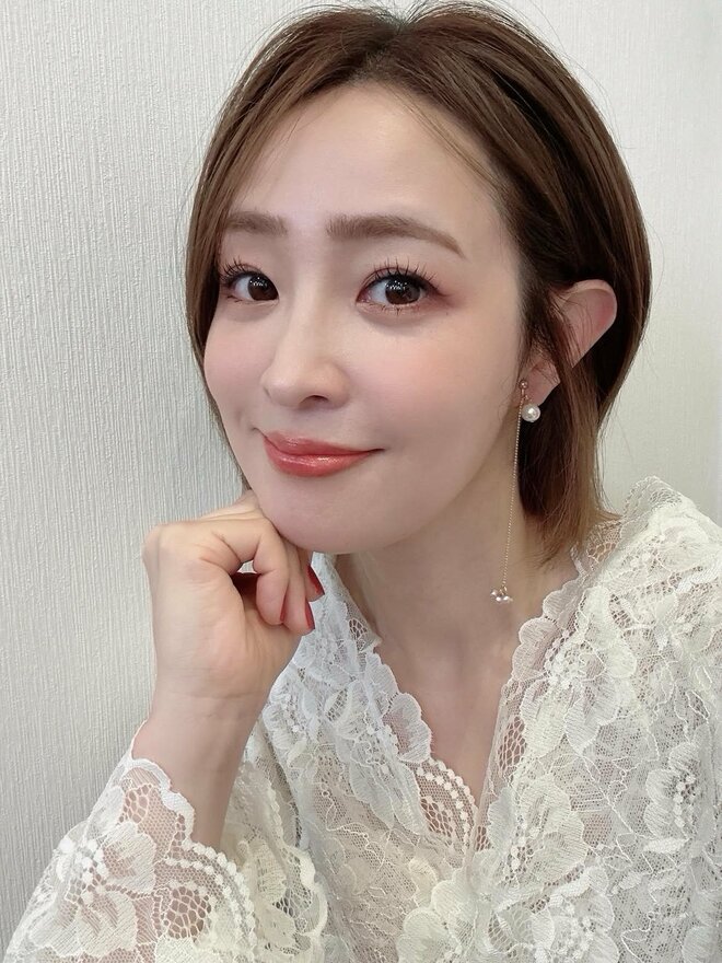 大沢あかね、「ムチムチ」ノースリワンピ姿で美女オーラ放つ「若い頃よりかわいいのはなぜ」　“別人級美人化”が話題の画像