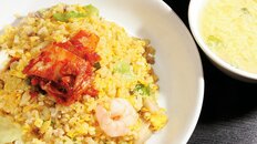 「甘辛キムチや煮玉子も加わるパラパラ系チャーハン」上海モダン（神奈川・大船）