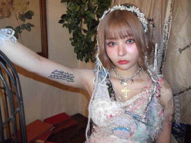 「のたうち回るだけの朝」DJまるからDV被害の戦慄かなの、オーバードーズ搬送から退院も…不安定な状態続くの画像