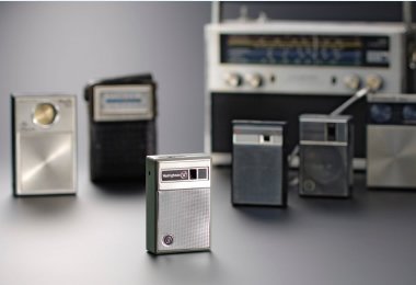 50年代の主力商品だったトランジスタラジオが並ぶ画像。ハンディタイプや大きいものもある。（画像は船井電機公式HPより）