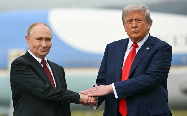 プーチン大統領（左）とトランプ大統領