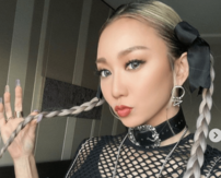 「奇跡の41歳」倖田來未、肩出し白ニット姿の誕生日ショットが超若見え！「また痩せたん！」の声も