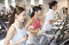 ドンキ、ガストに続きティップネスもスタッフの「髪色・ピアス・香水」自由化 でも「タトゥーNG」 その理由を聞いた