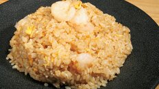 【東京・ひばりヶ丘】隠れ家的居酒屋で味わう“海老チャーハン”　「サケトメシ 百春」の素材の良さが生きる一皿