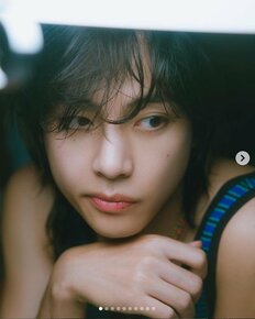 BTS・Vと人気歌手IUが最新MVで「木村拓哉＆工藤静香」“ラブラブポーズ”を披露！賛辞止まらない高クオリティの裏側には敏腕監督も!!