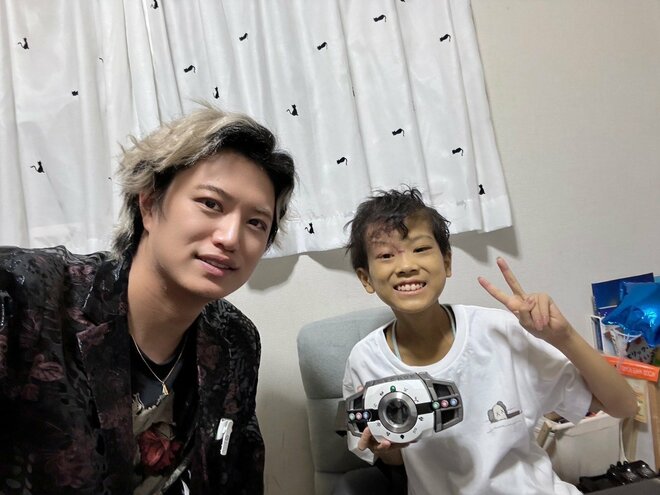 急性骨髄性白血病で余命1か月の『仮面ライダー』大好き少年 直接訪問の『ディケイド』井上正大が話す母の想いと本当の姿の画像