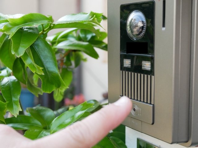 インターフォンを人差し指で押す画像　※画像はphotoACより